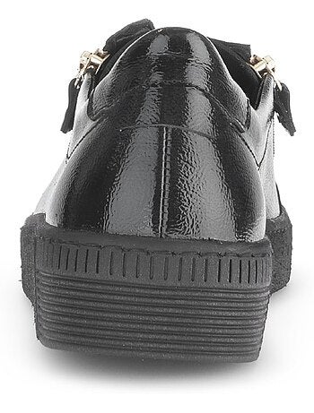 Baskets en cuir vernis avec un bijou fantaisie