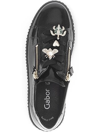 Baskets en cuir vernis avec un bijou fantaisie
