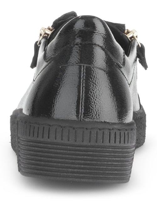 Baskets en cuir vernis avec un bijou fantaisie - Kiabi Baskets en cuir vernis avec un bijou fantaisie - Kiabi