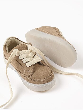 Baskets en daim à lacets