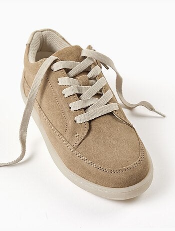 Baskets en daim à lacets