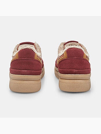 Baskets en daim Bata