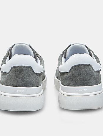 Baskets en daim BATA