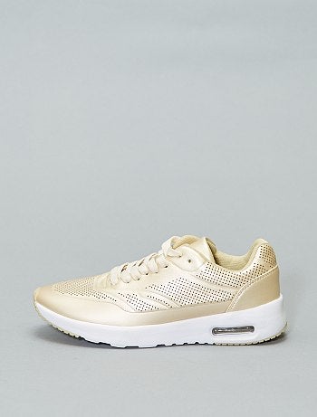 Product Osez le gold ! - Baskets mode esprit running - En simili - Ouverture par lacets 7 trous - Languette en simili - Intérieur en mesh - Petits trous fantaisies sur le dessus et les côtés - Semelle en gomme avec bulle d'air antidérapante - Renfort sur le devant - Chausse petitHabillement Chaussures / Chaussures / Chaussures femme / Baskets Standard KIABI
