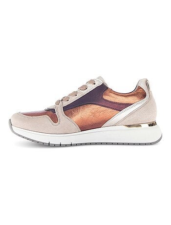 Baskets pâle en cuir