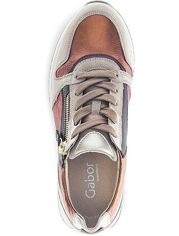 Baskets pâle en cuir