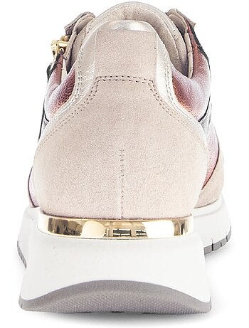 Baskets pâle en cuir