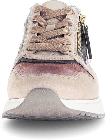 Baskets pâle en cuir