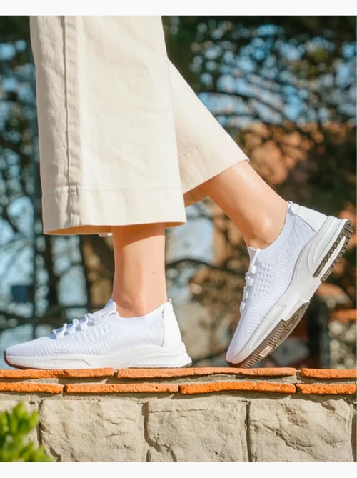 Baskets slip on, souple et légère, avec lacets isotoner - Kiabi Baskets slip on, souple et légère, avec lacets isotoner - Kiabi
