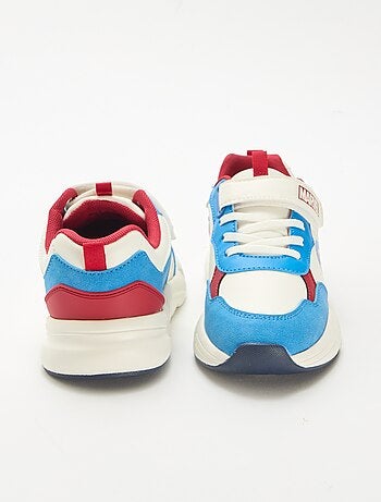 Baskets style running 'Captain America'