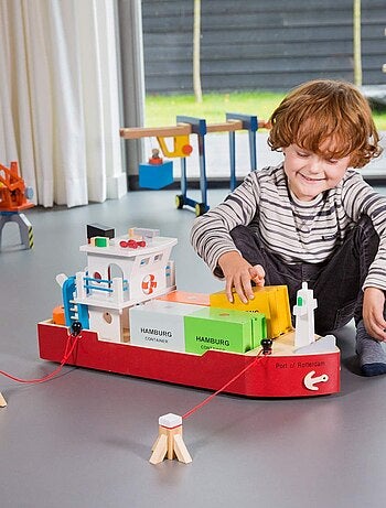 Bateau-container avec 4 containers