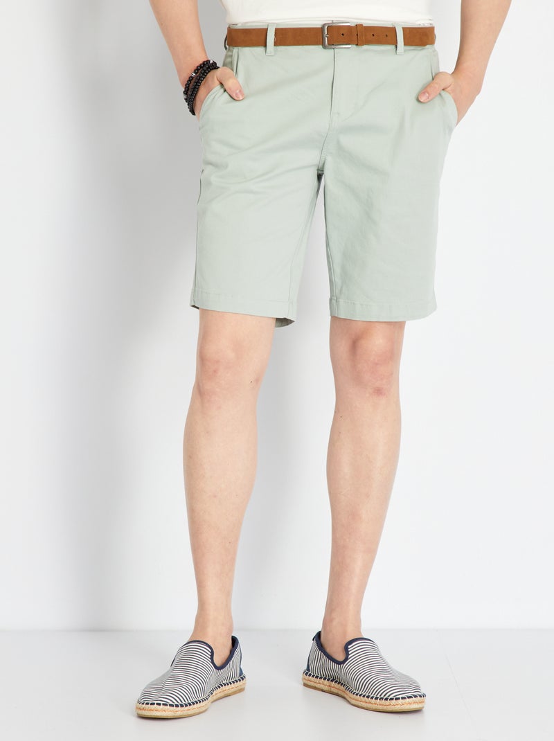 Bermuda en chino avec ceinture vert cendré - Kiabi