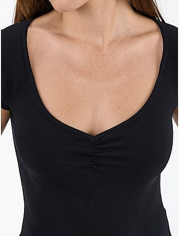Blouse à col v et manches courtes avec drapé busem