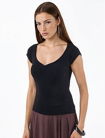 Blouse à col v et manches courtes avec drapé busem