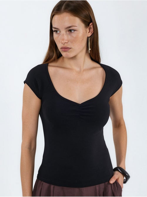 Blouse à col v et manches courtes avec drapé busem - Kiabi Blouse à col v et manches courtes avec drapé busem - Kiabi
