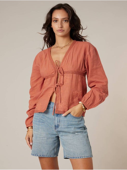 Blouse à nouer détails en dentelles 100% coton 'Deeluxe' - Kiabi Blouse à nouer détails en dentelles 100% coton 'Deeluxe' - Kiabi