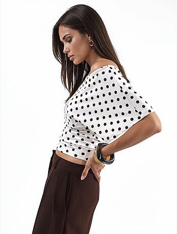 Blouse à pois avec taille ajustée et manches chauve-souris