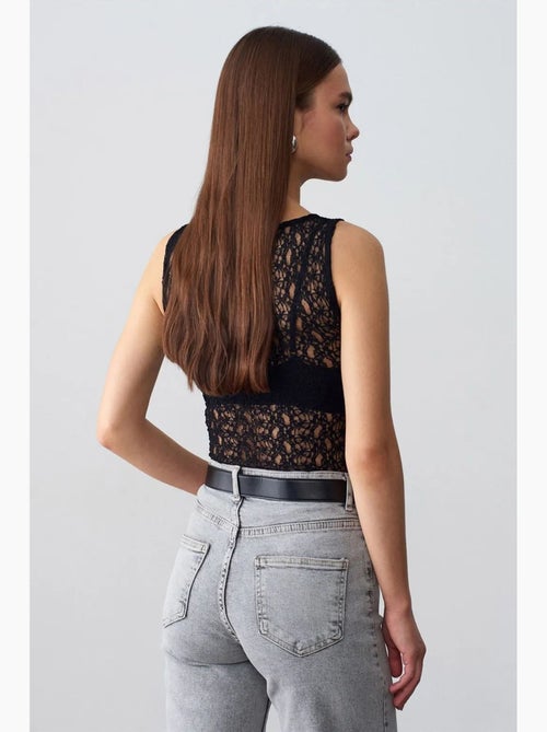 Blouse ajustée sans manches en dentelle dilvin - Kiabi Blouse ajustée sans manches en dentelle dilvin - Kiabi