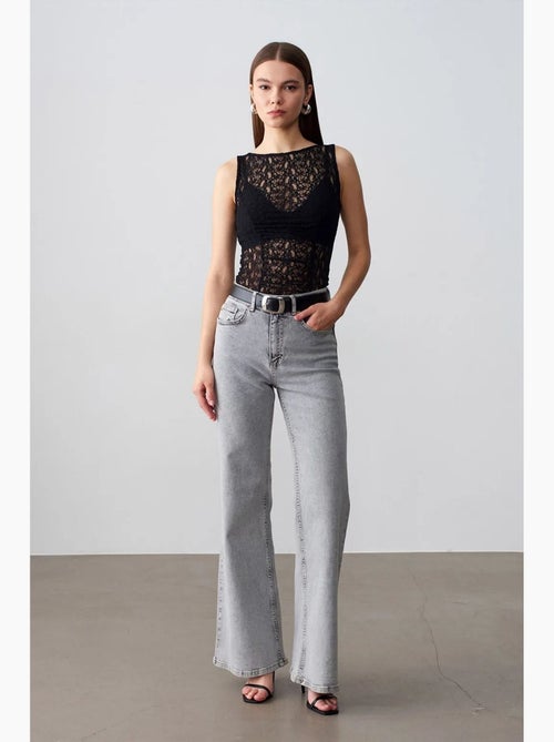 Blouse ajustée sans manches en dentelle dilvin - Kiabi Blouse ajustée sans manches en dentelle dilvin - Kiabi