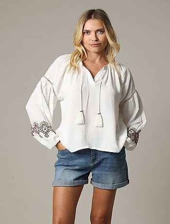 Blouse ample avec tissu gaufré, manches bouffantes et application brodée 'Deeluxe'