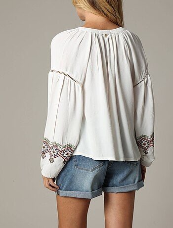 Blouse ample avec tissu gaufré, manches bouffantes et application brodée 'Deeluxe'