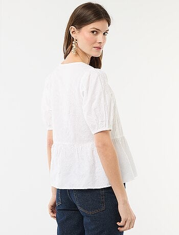Blouse avec broderies et base volantée