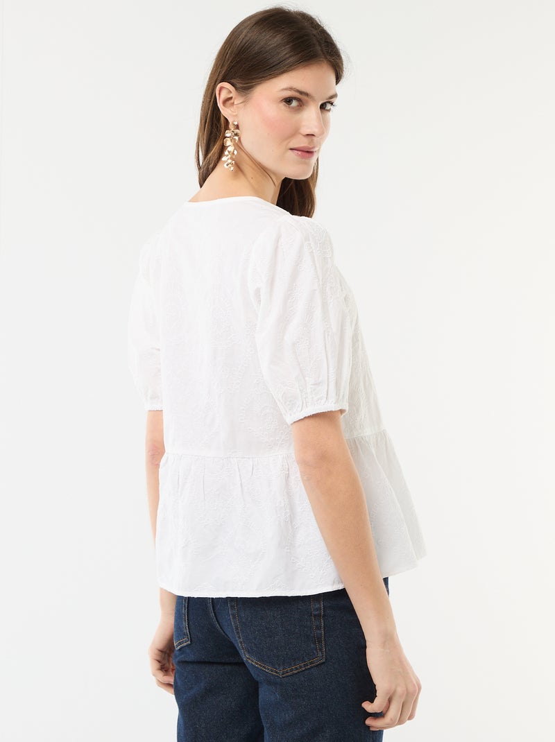 Blouse avec broderies et base volantée Blanc - Kiabi
