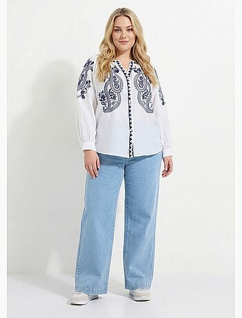 Blouse avec broderies et petit col V
