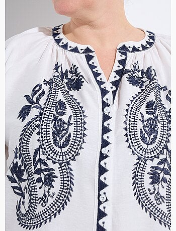 Blouse avec broderies et petit col V