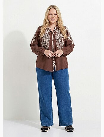 Blouse avec broderies et petit col V