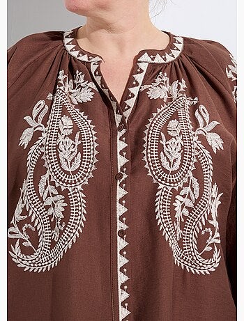 Blouse avec broderies et petit col V