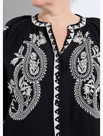 Blouse avec broderies et petit col V