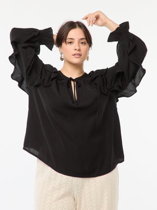Blouse avec épaules et poignets volantés + liens à nouer au col