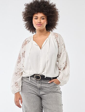 Blouse avec manches longues en dentelle et ouverture par lien au col