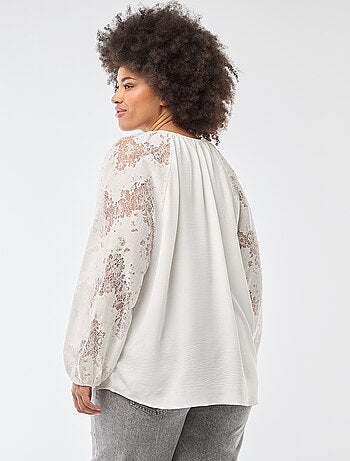 Blouse avec manches longues en dentelle et ouverture par lien au col