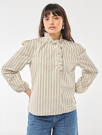 Blouse avec volants au col et à l'ouverture