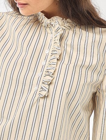 Blouse avec volants au col et à l'ouverture