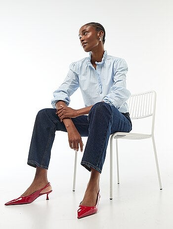 Blouse avec volants au col et à l'ouverture