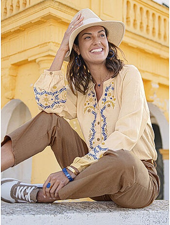 Blouse boutonnée brodée avec lin