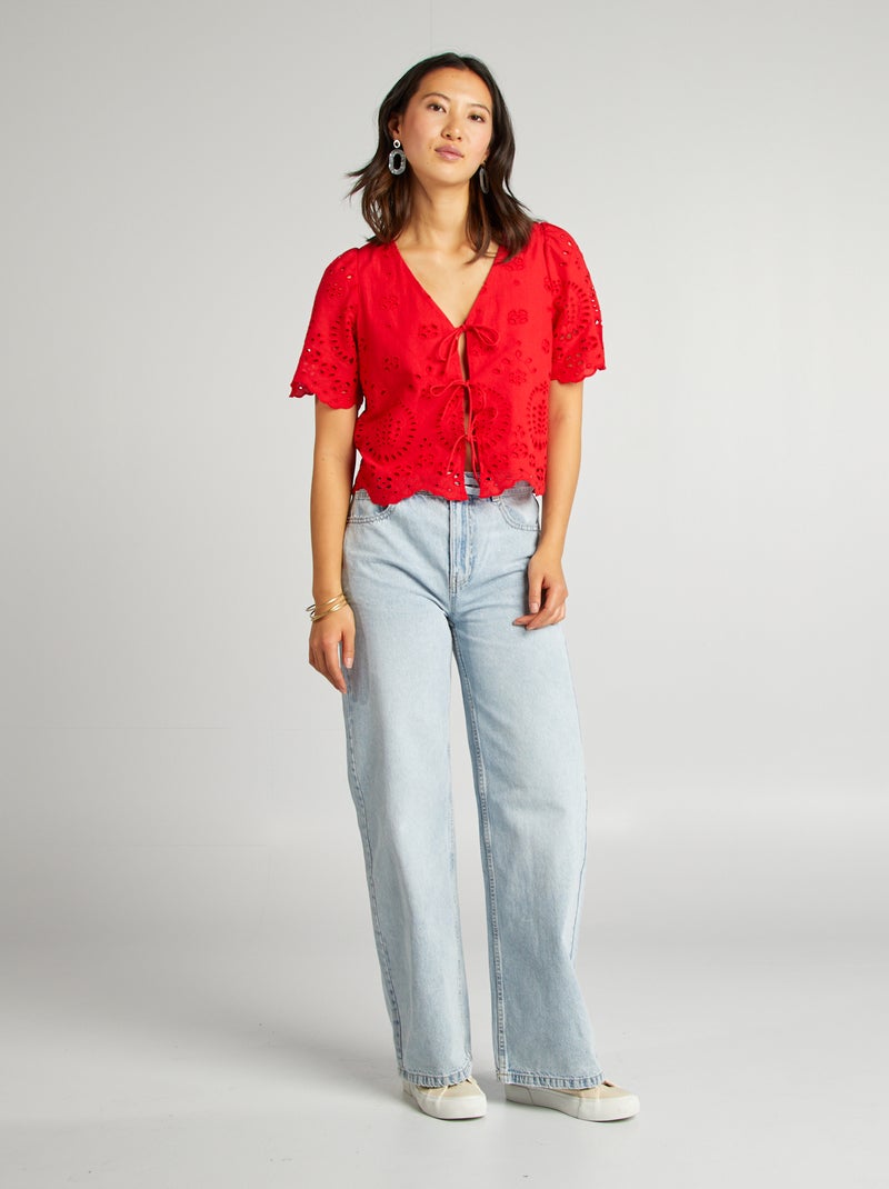 Blouse brodée avec nœuds rouge - Kiabi