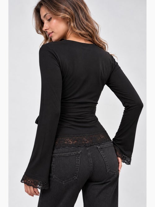 Blouse cache-cœur à manches longues avec détails en dentelle et liens à nouer hiccup - Kiabi Blouse cache-cœur à manches longues avec détails en dentelle et liens à nouer hiccup - Kiabi