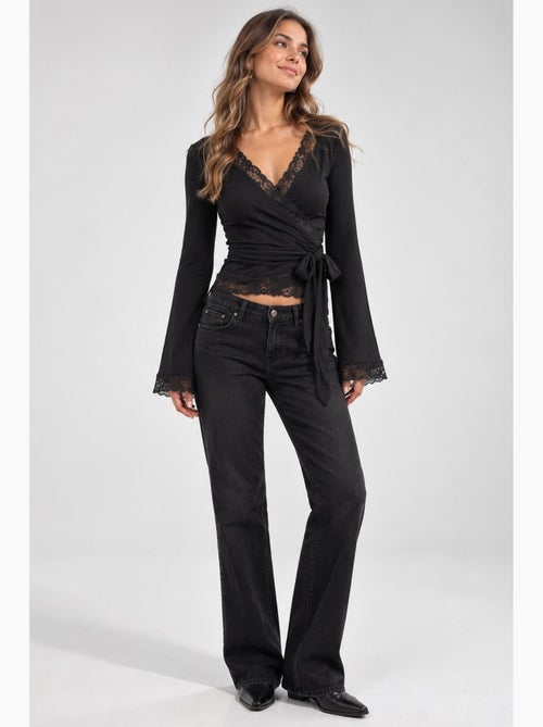 Blouse cache-cœur à manches longues avec détails en dentelle et liens à nouer hiccup - Kiabi Blouse cache-cœur à manches longues avec détails en dentelle et liens à nouer hiccup - Kiabi