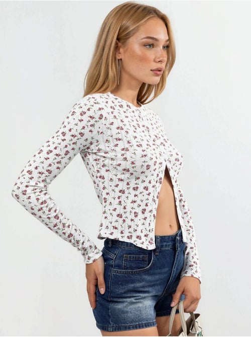 Blouse courte côtelée à fleurs avec fermeture boutonnée busem - Kiabi Blouse courte côtelée à fleurs avec fermeture boutonnée busem - Kiabi