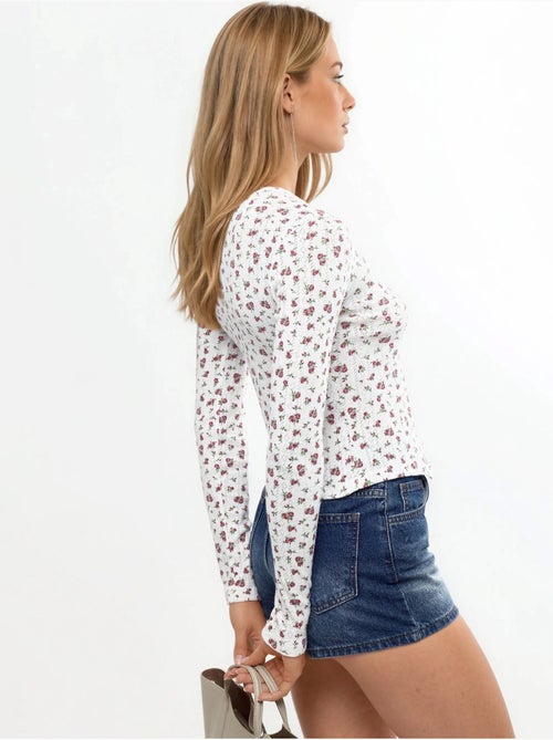 Blouse courte côtelée à fleurs avec fermeture boutonnée busem - Kiabi Blouse courte côtelée à fleurs avec fermeture boutonnée busem - Kiabi