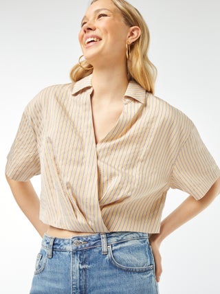 Blouse cropped avec ouverture boutonnée croisée