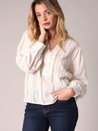 Blouse en 100% coton avec détails ajourés
 'Deeluxe'