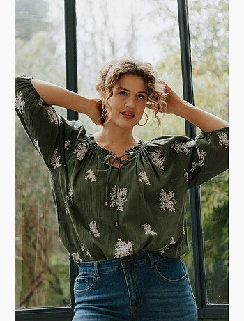 Blouse en coton broderies florales