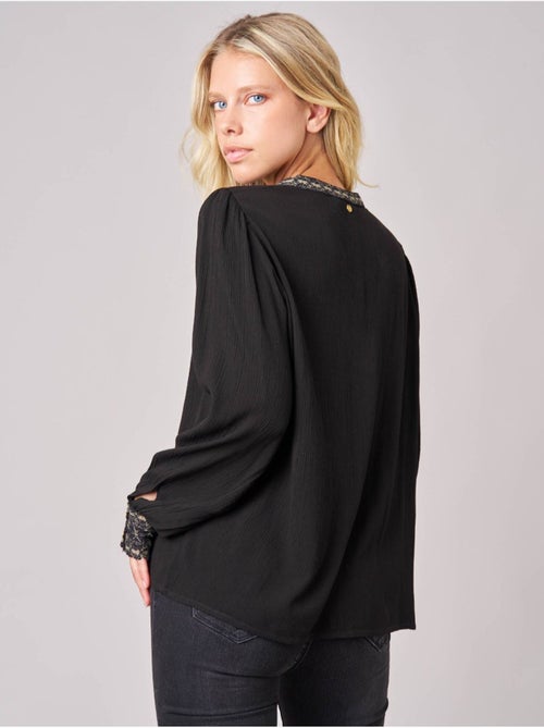 Blouse femme fluide à détails brodés 'deeluxe' - Kiabi Blouse femme fluide à détails brodés 'deeluxe' - Kiabi
