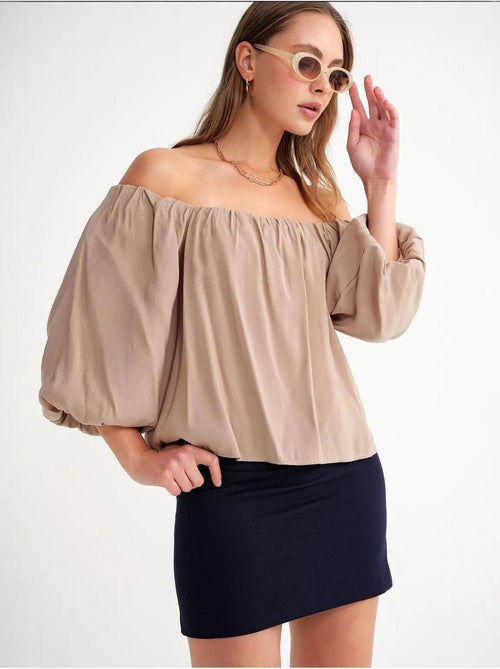 Blouse femme regular avec col madonna et détail volanté mixray - Kiabi Blouse femme regular avec col madonna et détail volanté mixray - Kiabi