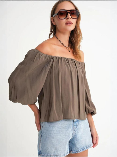 Blouse femme regular avec col madonna et détail volanté mixray - Kiabi Blouse femme regular avec col madonna et détail volanté mixray - Kiabi